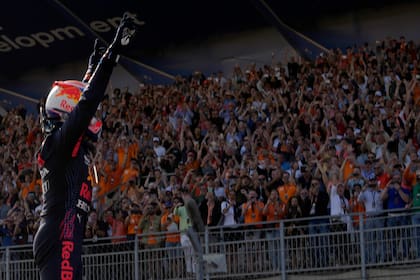 La unión del piloto y los fanáticos: Max Verstappen celebra la victoria en el circuito de Zandvoort, en los Países Bajos, y desata la locura de los neerlandeses, que en 2021 empujaron a la Fórmula 1 a convertirse en el segundo deporte de la nación