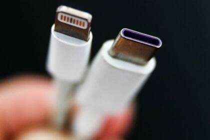 La Unión Europea pone fecha de inicio al cargador universal de celulares (y por qué Apple se opone)