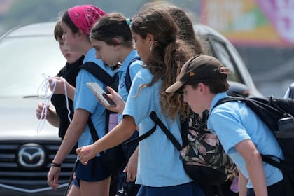 La Unión Europea propone prohibir las redes sociales a los menores de 13 años.