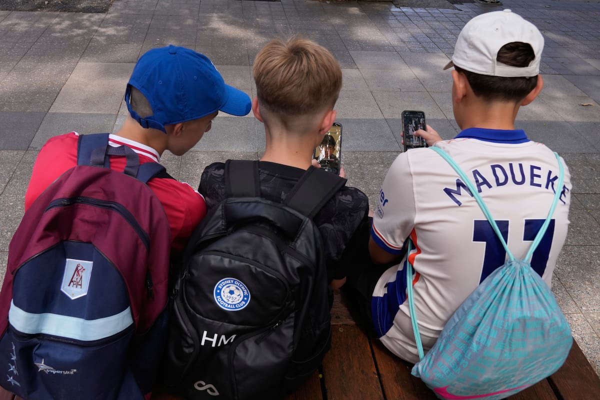 La Unión Europea propone prohibir las redes sociales a los menores de 13 años.