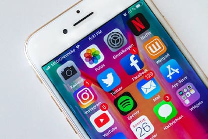 La Unión Europea propone prohibir las redes sociales a los menores de 13 años.