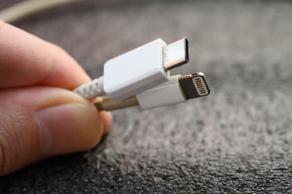 La Unión Europea quiere imponer un cargador universal, pero choca con la oposición de Apple que defiende el uso del conector Lightning para sus teléfonos iPhone