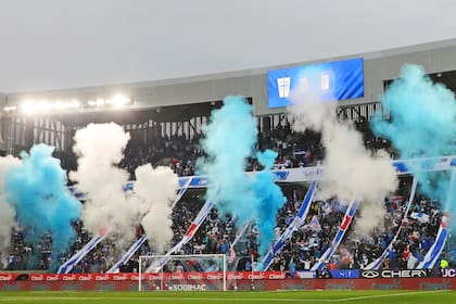 La Universidad Católica de Chile apenas le ofreció 450 entradas a Boca para el debut del martes próximo de la Copa Libertadores y el gobierno local podría impedir la asistencia de los hinchas xeneizes