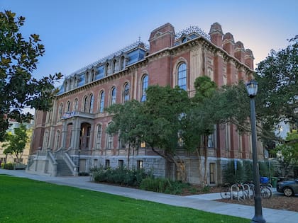 La Universidad de California, con sede en Berkeley, es una universidad pública estadounidense que se destacó en el estudio de Wall Street Journal