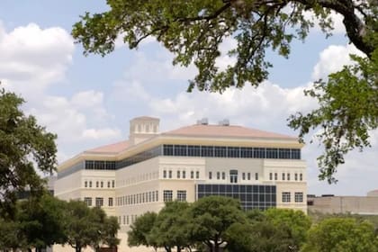 La Universidad de Texas en San Antonio (UTSA) es la universidad más grande de esa ciudad