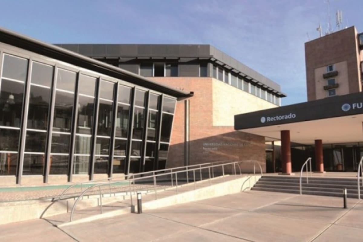 La Universidad Nacional de Cuyo advirtió sobre las conductas antisemitas de un docente y una comunicadora.