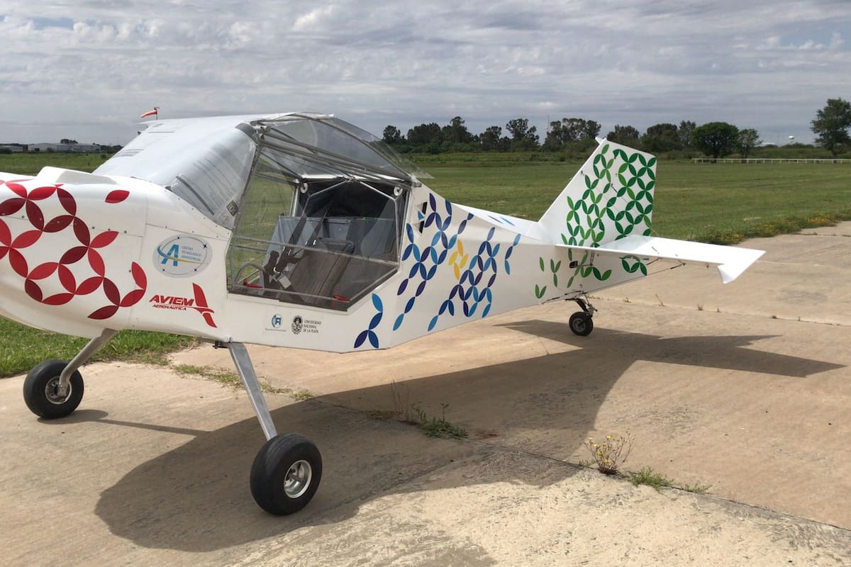 La Universidad Nacional de la Plata y la empresa Aviem Aeronáutica están desarrollando el primer avión eléctrico del país, que el año próximo podría comenzar a volar. Sería una alternativa menos contaminante para el entrenamiento de pilotos y en una segunda etapa está previsto que utilice baterías desarrolladas en el país