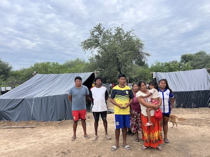 "La urgencia fue sacar a los chicos antes de que el río cerrara todos los caminos”, cuenta Juan Carrizo, de Misión La Gracia, que escapó de su comunidad junto a un grupo de 30 personas