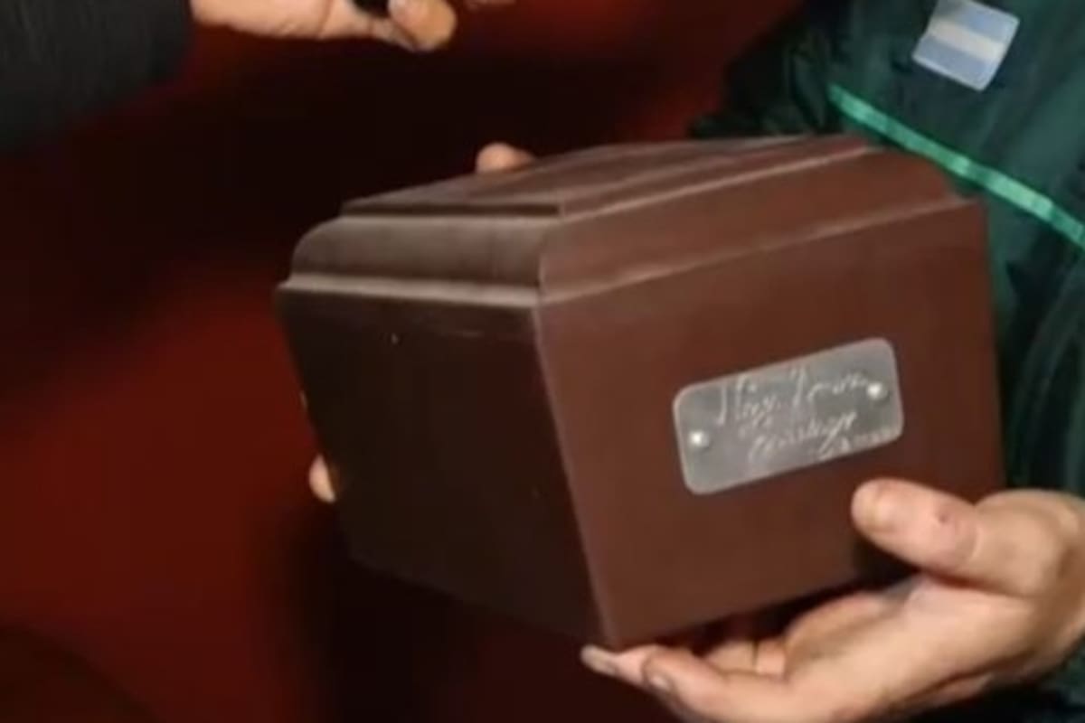 La urna con las cenizas de su madre que exhibió el hombre a un medio local