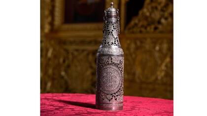 La urna de plata que contiene el aceite crismal para la coronación