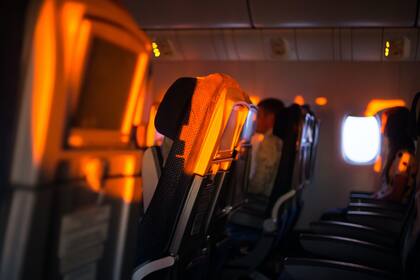 La usuaria identificada como Alexis Burnaby compartió un video en TikTok sobre la mejor manera de sentarse en la butaca de un avión para poder dormir