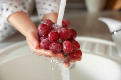 La uva aporta resveratrol, compuesto concentrado en su piel y asociado a la protección frente a radicales libres
