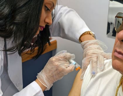 La vacuna antigripal se actualiza cada año para incorporar las cepas que se espera que circulen durante la temporada, ya que el virus influenza cambia con frecuencia