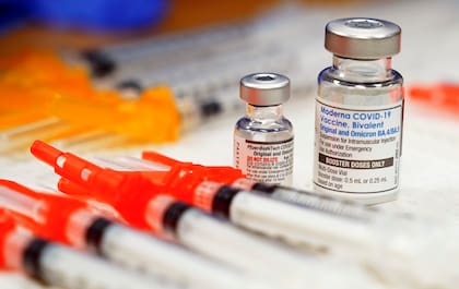 La vacuna bivalente o bivariante tiene material genético de la cepa ancestral del SARS-CoV-2 y de ómicron