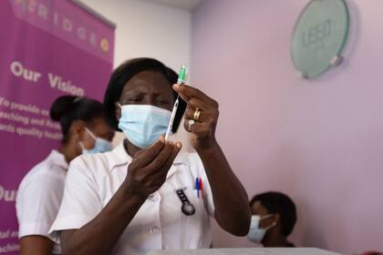 La vacuna de AstraZeneca y Oxford tiene una eficacia de 82,4% con dos dosis separadas por un intervalo de entre 8 y 12 semanas