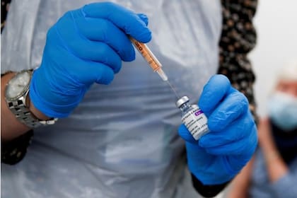 Coronavirus: la vacuna desarrollada por Oxford/AstraZeneca funciona contra la variante británica