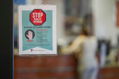 La vacuna MMR es clave para prevenir el sarampión; la primera dosis debe administrarse entre los 12 y 15 meses, y la segunda entre los cuatro y seis años