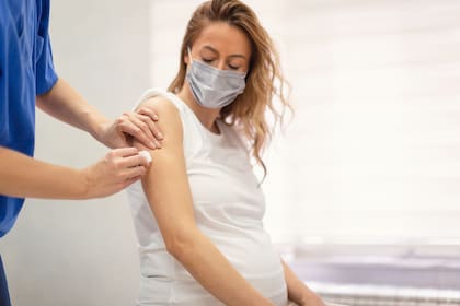 La vacuna se aplica hacia el final del embarazo