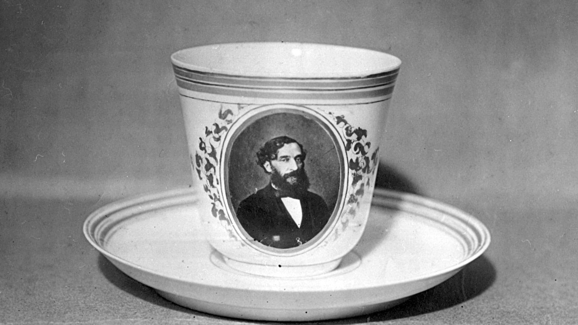 La vajilla de té con imágenes de figuras políticas era habitual Aquí, el presidente Mitre.