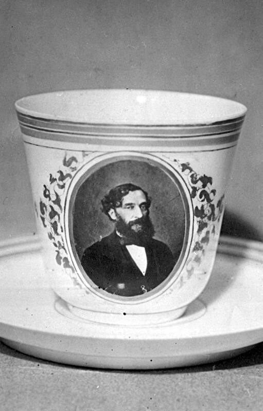 La vajilla de té con imágenes de figuras políticas era habitual Aquí, el presidente Mitre.