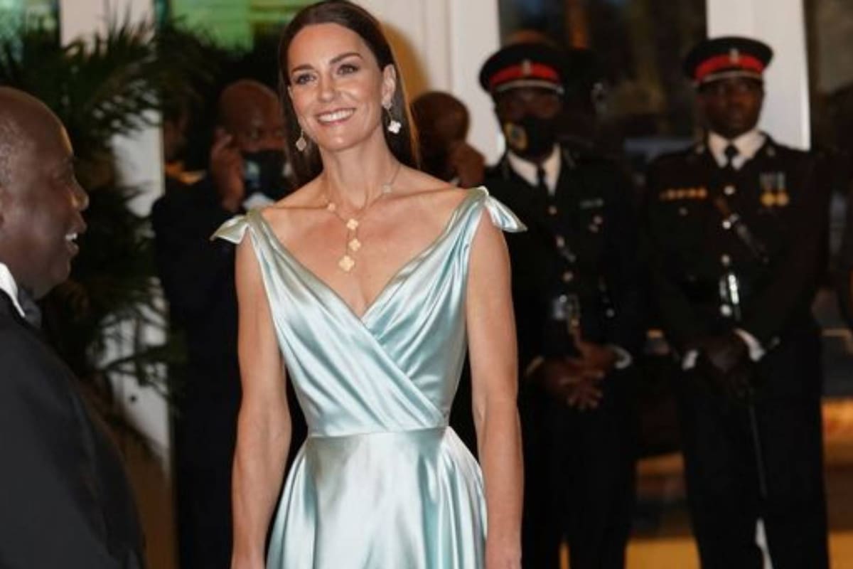 La valija de la duquesa estaba repleta de vestidos vintage, de gala e informales