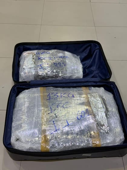 La valija inspeccionada en Ezeiza contenía dos grandes paquetes envueltos en film y aluminio, con un peso total de 17 kilos de marihuana