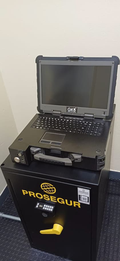 La valija y computadora diseñada por la empresa de custodia GK8, sobre la caja fuerte Prosegur, dentro de la bóveda de la empresa