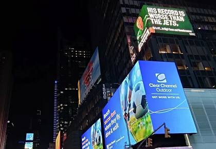 La valla publicitaria se ubica en el lateral de un edificio en la esquina de la calle 43 y Broadway en Times Square
