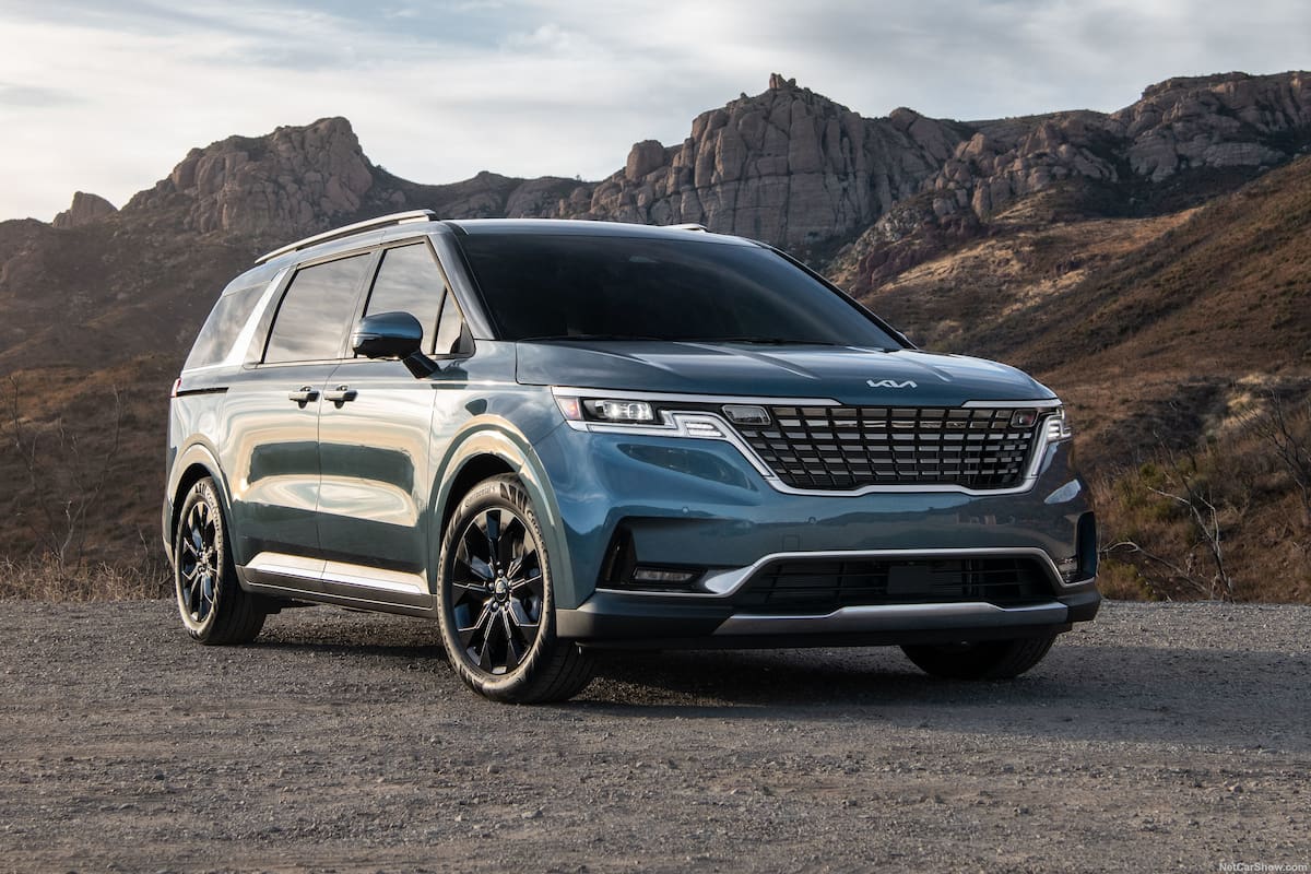 La van Kia Carnival 2022 (con logo nuevo): diseño tipo SUV y gran espacio para la familia