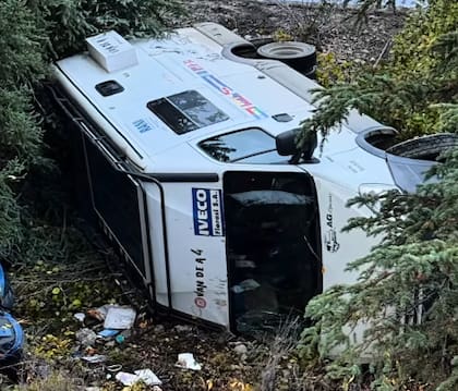 La van volcó y se deslizó en un acantilado a más de 20 metros