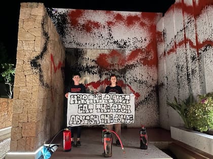 La vandalización de los activistas en la casa de Messi en Ibiza.
