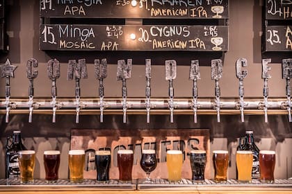 La variedad de cervezas que rotan es el sello de Growlers