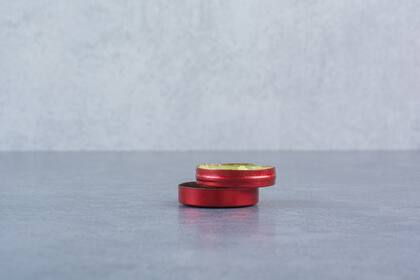 La vaselina se volvió en un producto popular en el cuidado de la piel debido a su capa protectora que mantiene la hidratación en pieles secas