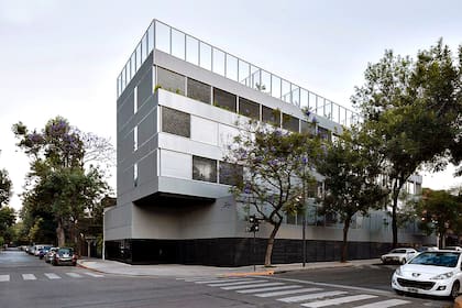 La Vecindad Plaza Mafalda, un edificio residenical construido recientemente que está frente a la plaza