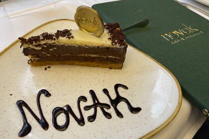 La vedette de la carta del restaurante de la familia Djokovic en Belgrado está entre los postres, la “Novak Cake”, una bomba calórica de más de diez ingredientes.