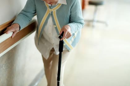 La vejez o algunas dolencias crónicas, como las enfermedades cardíacas, pueden hacer que las personas sean menos capaces de hacer frente a la tensión que el calor ejerce sobre el cuerpo