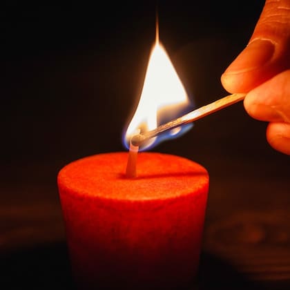 La vela roja en los rituales representa la pasión, el amor, la fuerza y la energía vital