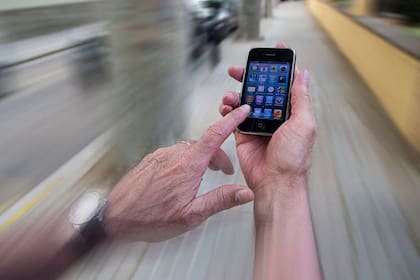 El uso del celular en la vía pública