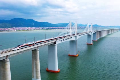 La velocidad máxima de los trenes de esta ruta es de 350 kilómetros por hora y, entre otros detalles, el recorrido atraviesa 84 puentes y 29 túneles.