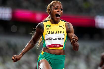 La velocista jamaicana Elaine Thompson-Herah reacciona tras ganar los 100 metros en los Juegos de Tokio, el 31 de julio de 2021, en Tokio. (AP Foto/Martin Meissner)