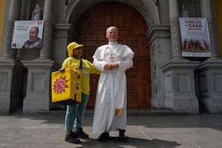 Sudamericanos rezan por la recuperación del papa León mientras hay dudas sobre su visita