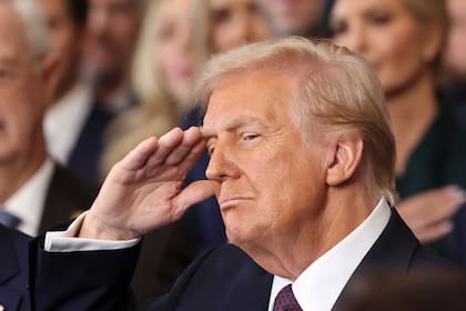 La venia de Donald Trump mientras suena el himno durante su asunción