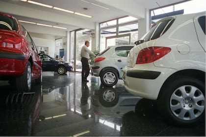 La venta de autos cayó más de un tercio en el cuarto mes del año
