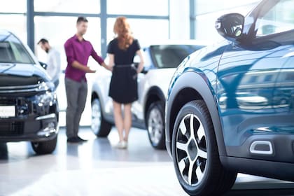 La venta de autos, una de las acividades en la que conviven impuestos, tasas y trámites
