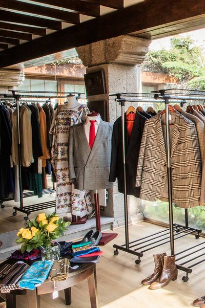 La venta de una selección de camisas, calzados, abrigos y pañuelos de García Márquez, así como de vestidos, carteras y zapatos de Mercedes Barcha, se realiza a beneficio de una fundación en México