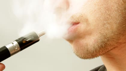El negocio de los cigarrillos electrónicos depende de que se mantenga su venta al público general.
