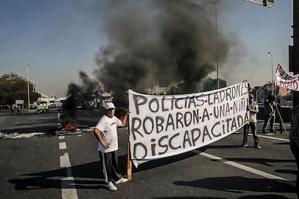 La venta irregular de un arma y un allanamiento derivaron en una protesta en la autopista Riccheri