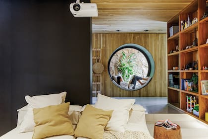 La ventana circular aparece en todas las obras de OON, es su marca registrada; remite a la noción de infinito y de unidad familiar