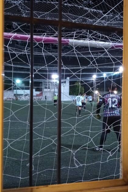 La ventana del baño del hotel de Cristian daba a una cancha de fútbol
