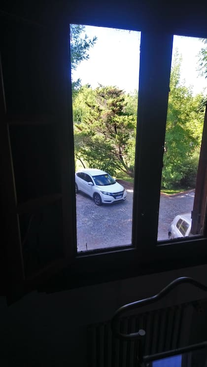 La ventana del primer piso por la que se asomó Carlos Carrascosa para pedirle ayuda a Beatriz Michelini, que llegaba a hacerle masajes a María Marta